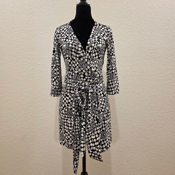 DIANE VON FURSTENBERG NEW JULIAN TWO Black White Polka Dot Wrap Dress Size 4 - Picture 8 of 10